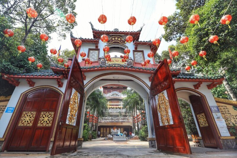 CHÙA PHÁP VÂN TÂN PHÚ VỚI KIẾN TRÚC TUYỆT ĐẸP