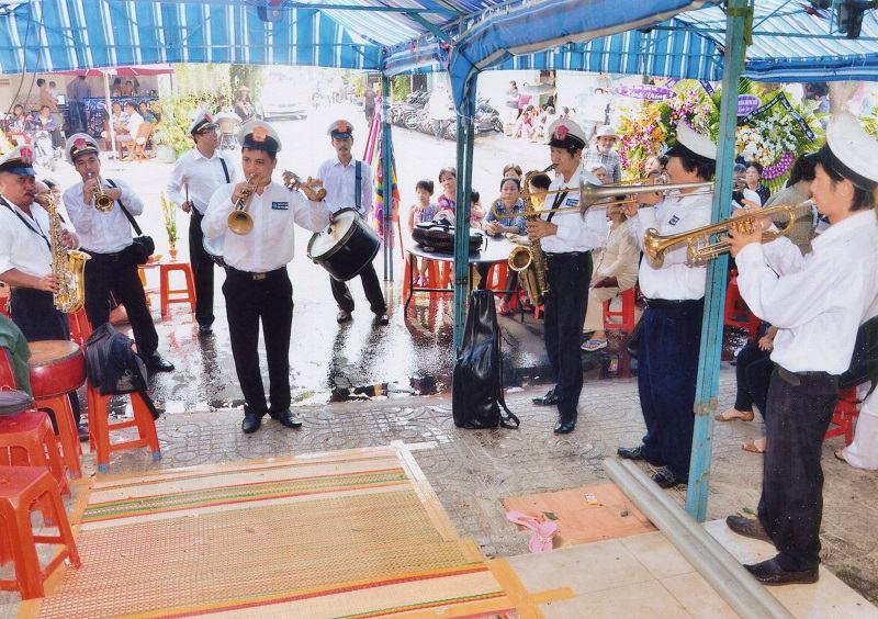 NHỮNG YẾU TỐ ẢNH HƯỞNG ĐẾN GIÁ THUÊ ĐỘI KÈN TÂY