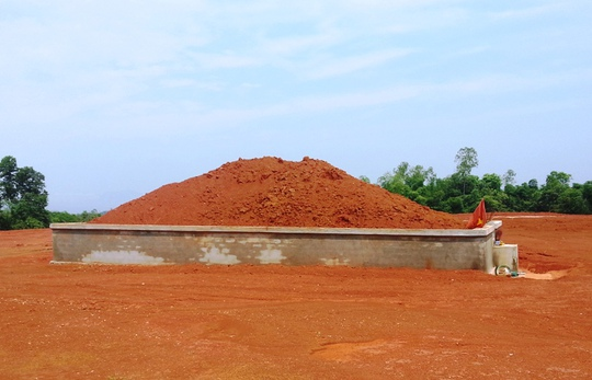 Nên lấp mộ bằng cát hay đất