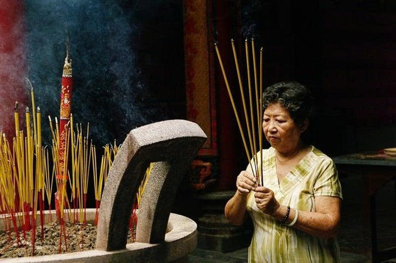 PHONG TỤC THẮP NHANG TRONG VĂN HÓA TÂM LINH NGƯỜI VIỆT